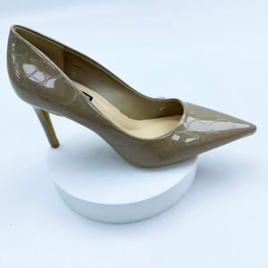 high-heeled shoes